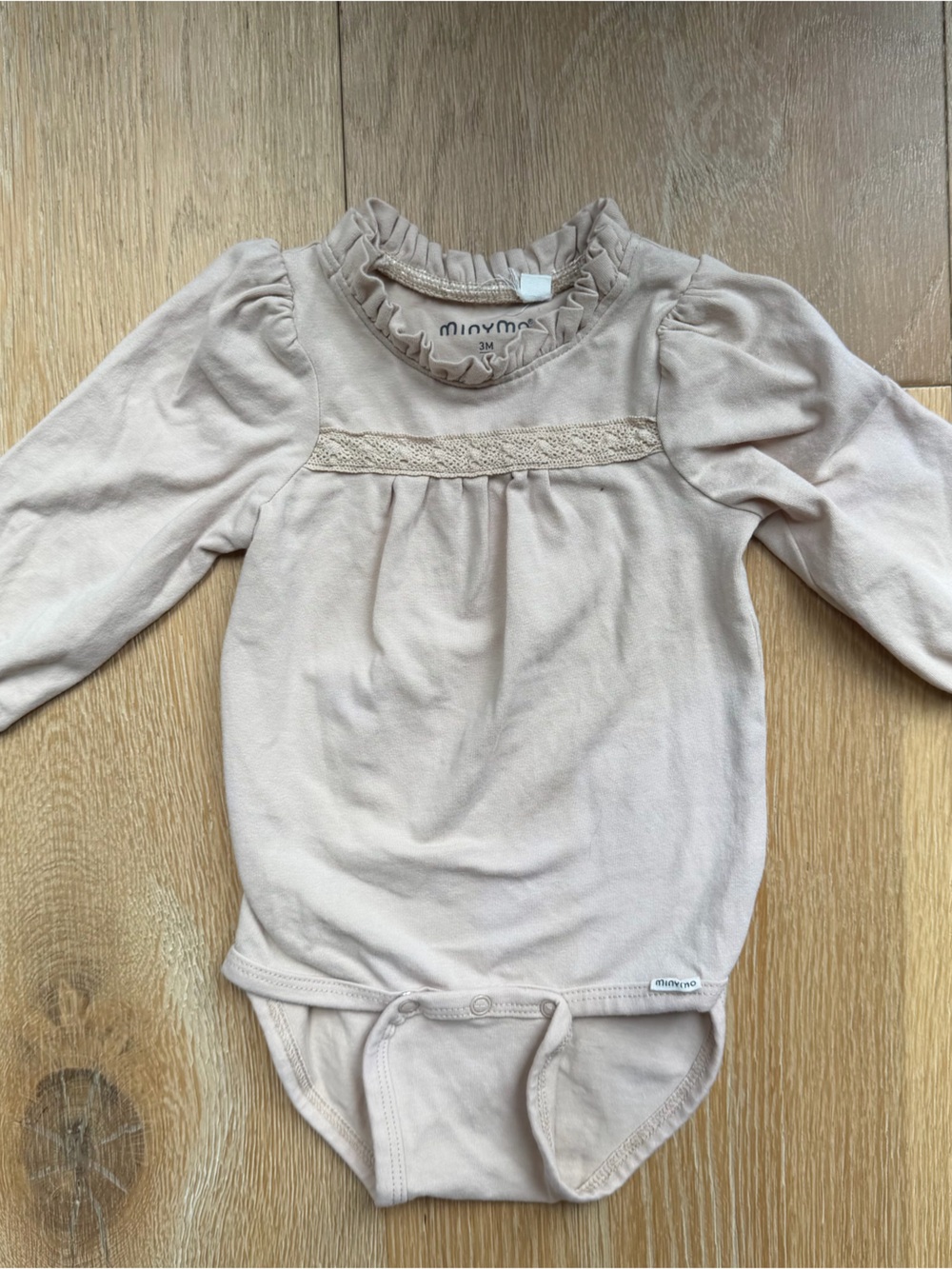MinyMo- Neutral Long Sleeve Baby Onesie with Ruffle Collar and lace detailing